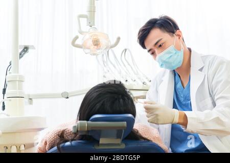 Le dentiste a donné de jeunes femmes Banque D'Images