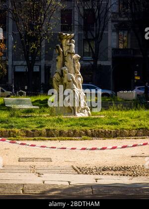 Vie quotidienne à Cremona, Lombardie, Italie lors de l'éclosion de coronavirus, avril 2020. Épicerie et rues. Banque D'Images