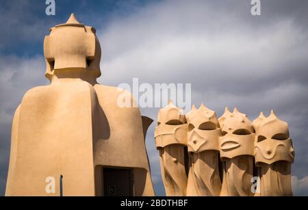 Cheminées sur le toit de Casa Mila, Barcelone, Espagne. Banque D'Images