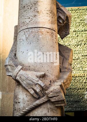 Josep Maria Subirachs sculpture de Jésus-Christ à la base de la Passion Facade de la basilique de la Sagra Familia. Banque D'Images