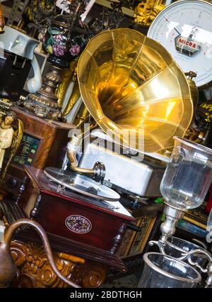 Ancien gramophone dans un magasin d'antiquités aux Encants Vells, également connu sous le nom de Mercat de Bellcaire, Barcelone, Espagne. Banque D'Images
