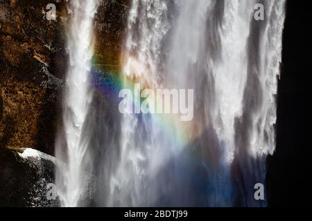 Chute d'eau de Skogafoss dans le sud-ouest de l'Islande avec un arc-en-ciel Banque D'Images