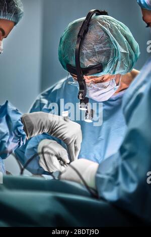 Dans la salle d'opération de l'hôpital. Une équipe internationale de chirurgiens et d'assistants professionnels travaille dans une salle d'opération moderne. Médecins professionnels Banque D'Images