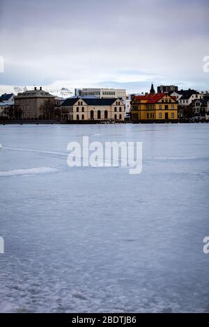 Le lac Tjornin a été gelé en hiver à Reykjavik, en Islande Banque D'Images