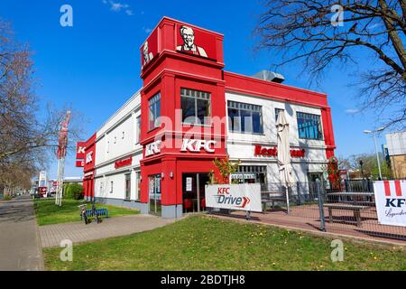 HANOVRE / ALLEMAGNE - 7 AVRIL 2020 : logo Kentucky Fried Chicken sur une succursale KFC à Hanovre, en Allemagne. Banque D'Images