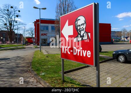 HANOVRE / ALLEMAGNE - 7 AVRIL 2020 : logo Kentucky Fried Chicken sur une succursale KFC à Hanovre, en Allemagne. Banque D'Images