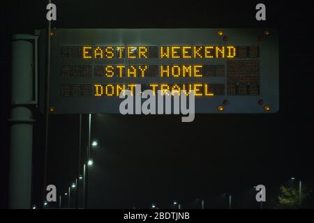 Glasgow, Royaume-Uni. 9 avril 2020. Sur la photo: Panneaux routiers le long des autoroutes M 8 et M 80 qui lisent: "WEEK-END DE PÂQUES, NE PAS VOYAGER" la pandémie de Coronavirus a forcé le gouvernement britannique à ordonner la fermeture de toutes les grandes villes britanniques et à faire en sorte que les gens restent chez eux, ce qui a laissé les autoroutes et toutes les autres routes libres du nez habituel à la queue qui serait autrement là. Crédit : Colin Fisher/Alay Live News Banque D'Images