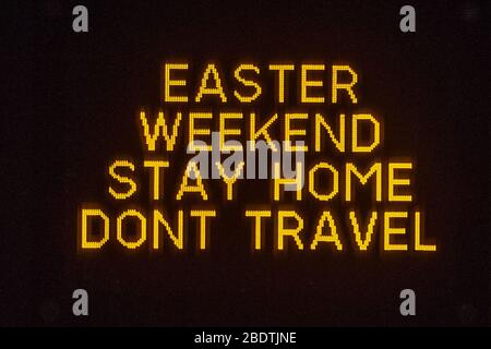 Glasgow, Royaume-Uni. 9 avril 2020. Sur la photo: Panneaux routiers le long des autoroutes M 8 et M 80 qui lisent: "WEEK-END DE PÂQUES, NE PAS VOYAGER" la pandémie de Coronavirus a forcé le gouvernement britannique à ordonner la fermeture de toutes les grandes villes britanniques et à faire en sorte que les gens restent chez eux, ce qui a laissé les autoroutes et toutes les autres routes libres du nez habituel à la queue qui serait autrement là. Crédit : Colin Fisher/Alay Live News Banque D'Images