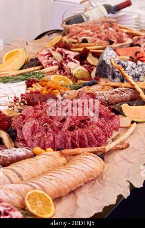 Gros plan sur de nombreux types d'apitreurs. Un service d'en-cas italiens pour le vin antipastis. Banque D'Images