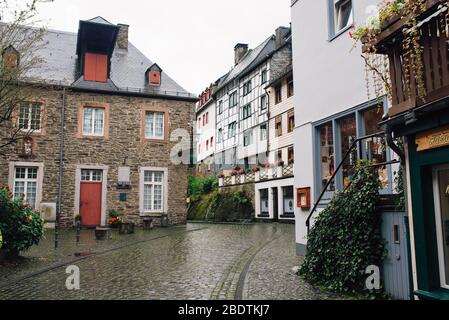 Maisons à colombages le long de la rivière Ruhr à Monschau, Eifel, en journée nuageux Banque D'Images