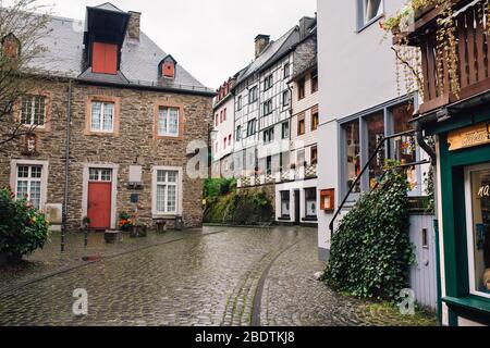 Maisons à colombages le long de la rivière Ruhr à Monschau, Eifel, en journée nuageux Banque D'Images