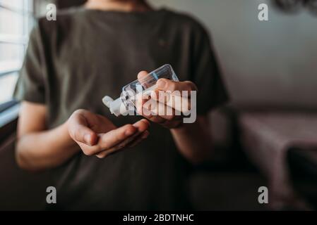 Gros plan des mains lavées avec de l'assainisseur Banque D'Images