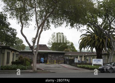 Hayward, États-Unis. 9 avril 2020. Gateway Care & Rehabillition Center, un établissement de soins infirmiers qualifié est vu à Hayward, en Californie, le jeudi 9 avril 2020. Trente-cinq patients ont été testés positifs pour COVID-19 avec 24 employés. Six patients sont morts. Photo de Terry Schmitt/UPI crédit: UPI/Alay Live News Banque D'Images