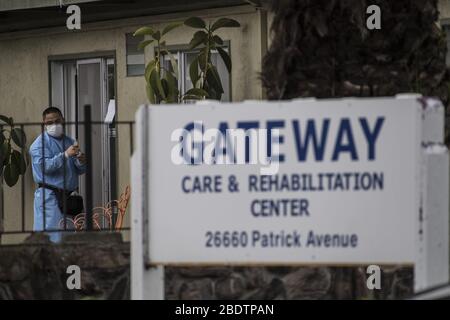 Hayward, États-Unis. 9 avril 2020. Un membre du personnel affiche des avis au Gateway Care & Rehabillition Center, une installation de soins infirmiers qualifiés à Hayward, en Californie, le jeudi 9 avril 2020. Trente-cinq patients ont été testés positifs pour COVID-19 avec 24 employés. Six patients sont morts. Photo de Terry Schmitt/UPI crédit: UPI/Alay Live News Banque D'Images