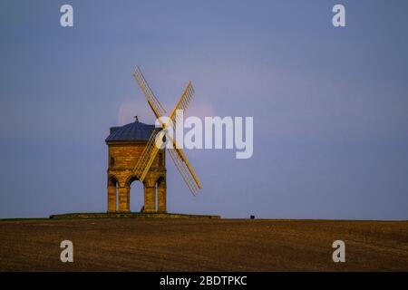 Pleine lune (superlune) se levant derrière Chesterton Windmill, Warwickshire, Royaume-Uni. Image unique (non composite) prise avec un objectif à longue focale. Banque D'Images