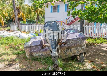 Bateau de pêche avec moteur extérieur incrusté de barutés à Canash Beach, Saint Vincent Banque D'Images