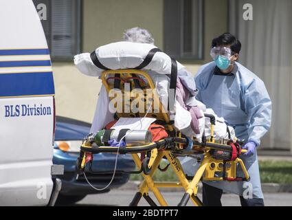 Hayward, États-Unis. 9 avril 2020. Un patient est sorti du Gateway Care & Rehabillition Center, un établissement de soins infirmiers qualifié à Hayward, en Californie, le jeudi 9 avril 2020. Trente-cinq patients ont été testés positifs pour COVID-19 avec 24 employés. Six patients sont morts. Photo de Terry Schmitt/UPI crédit: UPI/Alay Live News Banque D'Images