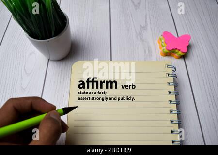 Définition de mot d'affirmation avec une signification sur un livre. Concept de dictionnaire Banque D'Images