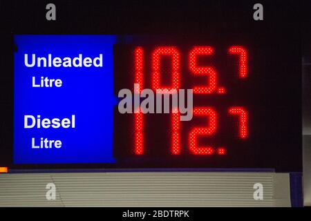 Cumbernauld, Royaume-Uni. 10 avril 2020. Photo: Station de remplissage du Golfe: Sans plomb 105,7 penny/litre Disel 112,7 penny/litre UK les prix de la pompe à essence ont chuté de presque 1,00 £ par litre en raison du verrouillage de crise du Coronavirus (COVID-19) qui a forcé les gens à rester à la maison. En mars 2020, le prix du pétrole a chuté en dessous de 25 dollars US le baril. Crédit : Colin Fisher/Alay Live News Banque D'Images