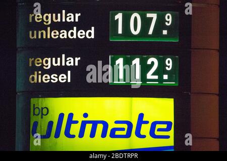 Cumbernauld, Royaume-Uni. 10 avril 2020. Photo: Marks & Spencer BP station de remplissage: Sans plomb 107,9 penny/litre Disel 112,9 penny/litre UK les prix de la pompe à essence ont chuté de presque 1,00 £ par litre en raison du Coronavirus (COVID-19) verrouillage de crise qui a forcé les gens à rester à la maison. En mars 2020, le prix du pétrole a chuté en dessous de 25 dollars US le baril. Crédit : Colin Fisher/Alay Live News Banque D'Images