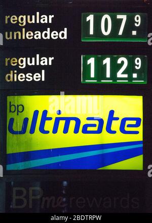 Cumbernauld, Royaume-Uni. 10 avril 2020. Photo: Marks & Spencer BP station de remplissage: Sans plomb 107,9 penny/litre Disel 112,9 penny/litre UK les prix de la pompe à essence ont chuté de presque 1,00 £ par litre en raison du Coronavirus (COVID-19) verrouillage de crise qui a forcé les gens à rester à la maison. En mars 2020, le prix du pétrole a chuté en dessous de 25 dollars US le baril. Crédit : Colin Fisher/Alay Live News Banque D'Images