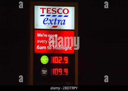 Cumbernauld, Royaume-Uni. 10 avril 2020. Photo: Station de remplissage Tesco Extra: Sans plomb 102,9 penny/litre Disel 109,9 penny/litre UK les prix de la pompe à essence ont chuté de près de 1,00 £ par litre en raison du verrouillage de crise du Coronavirus (COVID-19) qui a forcé les gens à rester chez eux. En mars 2020, le prix du pétrole a chuté en dessous de 25 dollars US le baril. Crédit : Colin Fisher/Alay Live News Banque D'Images