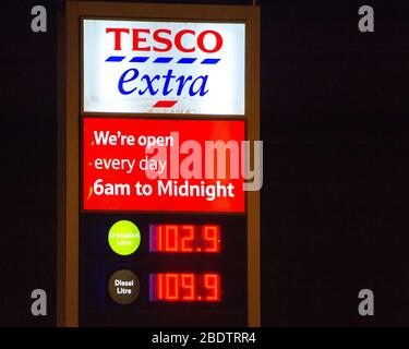 Cumbernauld, Royaume-Uni. 10 avril 2020. Photo: Station de remplissage Tesco Extra: Sans plomb 102,9 penny/litre Disel 109,9 penny/litre UK les prix de la pompe à essence ont chuté de près de 1,00 £ par litre en raison du verrouillage de crise du Coronavirus (COVID-19) qui a forcé les gens à rester chez eux. En mars 2020, le prix du pétrole a chuté en dessous de 25 dollars US le baril. Crédit : Colin Fisher/Alay Live News Banque D'Images