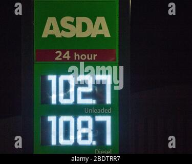 Cumbernauld, Royaume-Uni. 10 avril 2020. Photo: Station de remplissage Tesco Extra: Sans plomb 102,7 penny/litre Disel 108,7 penny/litre UK les prix de la pompe à essence ont chuté de près de 1,00 £ par litre en raison du verrouillage de crise du Coronavirus (COVID-19) qui a forcé les gens à rester chez eux. En mars 2020, le prix du pétrole a chuté en dessous de 25 dollars US le baril. Crédit : Colin Fisher/Alay Live News Banque D'Images