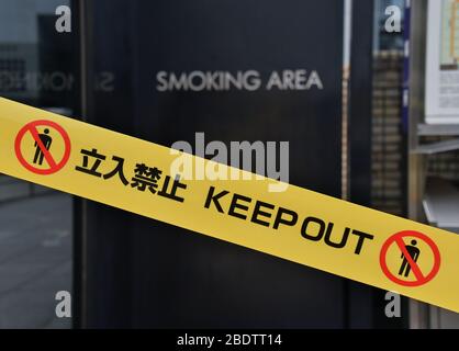 Une zone fumeurs est temporairement fermée près de la gare de Kyoto, à Kyoto, au Japon, le 4 avril 2020. Banque D'Images