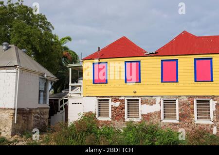 Dans les volets rose Redcliffe Quay,Quartier historique de St. John's, Antigua, Antigua-et-Barbuda Île,Caraïbes Banque D'Images