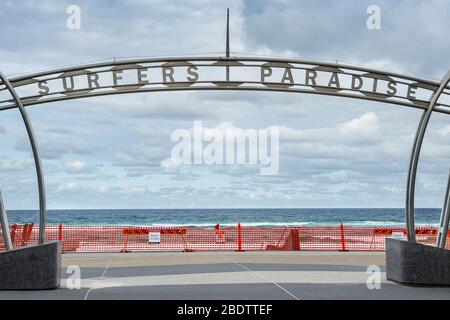 Surfers Paradise Beach a fermé le covid-19, la plage fermée ou le concept d'arrêt au milieu du verrouillage du coronavirus. La pandémie du virus ncov force la fermeture emblématique de sites historiques Banque D'Images