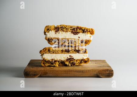 Sandwich à la crème glacée vanille et biscuits aux pépites de chocolat Banque D'Images