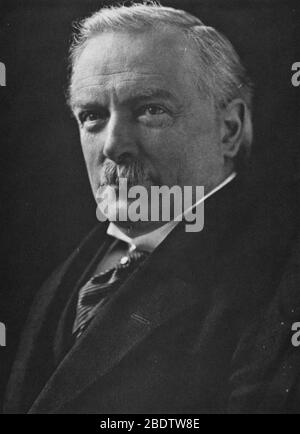 David Lloyd George (1863-1945), Premier ministre britannique de 1916 à 1922. Il était un chef fort et efficace pendant la première Guerre mondiale et il était un acteur majeur de la Conférence de paix de Paris de 1919. Avant la guerre, il était à la Chambre des communes, il était chef du Parti libéral et chancelier de l'Échiquier. Ses parents étaient gallois et il a vécu sa vie au Pays de Galles quand il n'était pas à Londres. Pour voir mes autres images vintage liées à WW I, recherchez: Prestor vintage WW I Banque D'Images