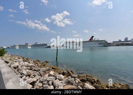 MIAMI BEACH, FL - 09 AVRIL : COVID-19 : Alors que le Carnival sensation est amarré au port de Miami, la Garde côtière américaine a déclaré que plus de 100 navires de croisière et 90 000 membres d'équipage sont encore coincés en mer dans ou près des ports et des eaux américains au moment de l'éclosion de coronavirus le 09 avril 2020 à Miami Beach, en Floride personnes : Carnival sensation crédit: Groupe médias tempêtes/Alay Live News Banque D'Images