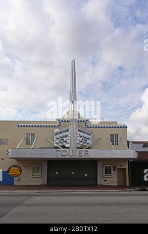 Miami, Floride - 5 avril 2020 - Tower Theatre sur Calle Ocho est fermé lors d'un séjour à domicile dans la région de Covid-19. Banque D'Images