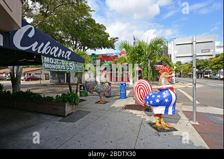 Miami, Floride - 5 avril 2020 - Calle Ocho - eigth Street - sans personne sous le covid-19 hôtel, bar et restaurant fermeture et séjour à la maison. Banque D'Images