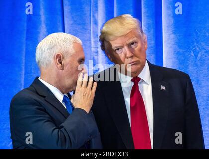 New York, États-Unis, 11 janvier 2016 - le président élu des États-Unis Donald Trump (R) écoute Mike Pence, vice-président élu, le 11 janvier 2016, à New York Banque D'Images