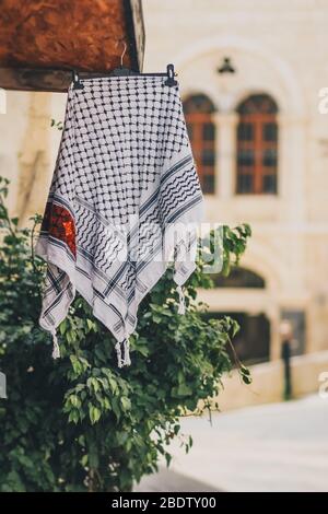 Photo de keffiyeh présentée dans la boutique arabe traditionnelle de bethléem. Foulard arabe traditionnel palestinien Kufiya Banque D'Images