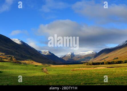 Glen Clova, l'un des cinq Glens Angus, en Écosse, au début de l'hiver avec une touche de neige sur les sommets des collines. Banque D'Images