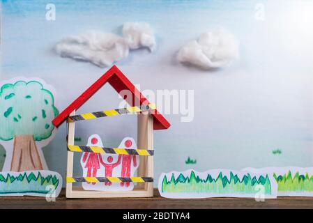 Dessiné à la main d'arbres, d'herbe et d'une famille à l'intérieur d'une maison. Concept de verrouillage dans une pandémie de crise mondiale avec espace de copie Banque D'Images