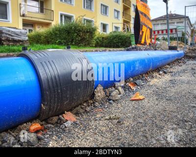 Soudure de tuyau en HDPE pour le raccordement du système de tuyau d'eau. Construction temporaire de canalisations d'eau de rue. Banque D'Images