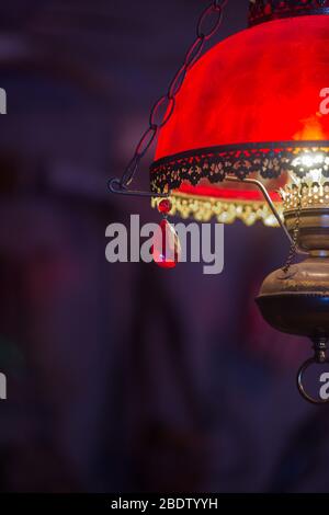 Lumière sur les vitraux rouges antiques lampe à suspendre de style ancien saloon cristal rouge foncé suspension à partir de l'ampoule de lumière en bronze complexe de vitraux rouges Banque D'Images