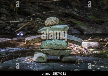 Inuksuk est une figure faite de pierres huilées construites pour communiquer avec les humains dans l'Arctique. Banque D'Images