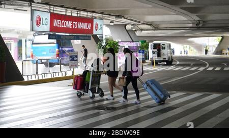 Paranaque City, Philippines. 9 avril 2020. 440 marins travaillant sur un navire de croisière Norwegian Joy et Regent Seven Seas ont été envoyés aux Philippines en raison de la pandémie de coronavirus. (Photo de Sherbien Dacalanio/Pacific Press) crédit: Pacific Press Agency/Alay Live News Banque D'Images