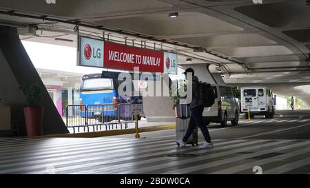 Paranaque City, Philippines. 9 avril 2020. 440 marins travaillant sur un navire de croisière Norwegian Joy et Regent Seven Seas ont été envoyés aux Philippines en raison de la pandémie de coronavirus. (Photo de Sherbien Dacalanio/Pacific Press) crédit: Pacific Press Agency/Alay Live News Banque D'Images