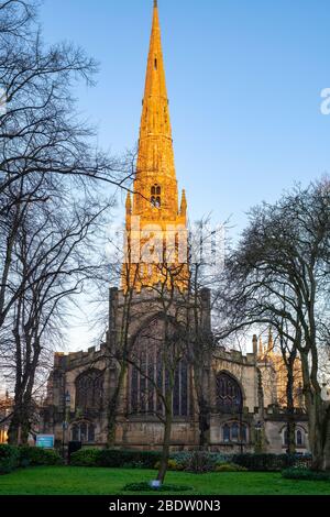 Église Sainte-Trinité au lever du soleil au printemps. Coventry, West Midlands, Angleterre Banque D'Images