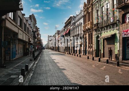 Rue vide Avenida de la Reforma dans la ville de Puebla pendant le virus Covid-19, Puebla de Zaragoza, Mexique, en avril 9, 2020. Banque D'Images