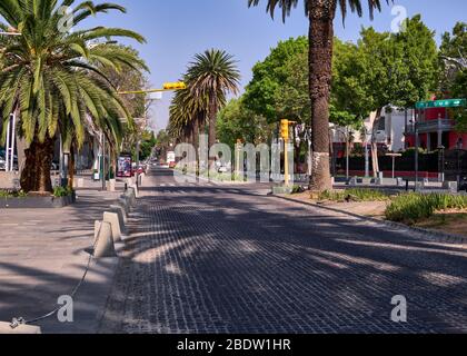 Rue vide Avenida Juarez sans personnes et véhicule dans la ville de Puebla pendant le virus Covid-19, Puebla de Zaragoza, Mexique, en avril 9, 2020. Banque D'Images