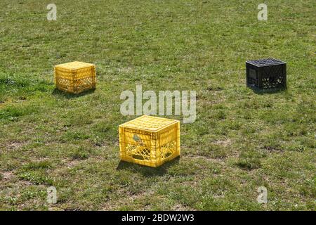 Vancouver, Canada, le 09 avril 2020. Les récipients de stockage de lait en plastique se séparent de six pieds servent de sièges pour les personnes qui suivent des règles de distanciation sociale pendant la pandémie de COVD-19. Banque D'Images