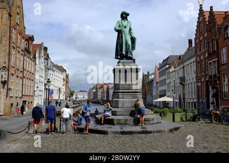 Statue du peintre flamand Jan Van Eyck à Jan Van Eyckplein (place Jan Van Eyck) dans le centre historique de Bruges.Province de Flandre Occidentale.Belgique Banque D'Images